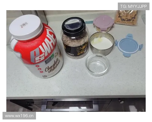 赵继伟家的冰箱里塞满蛋白粉,连饮料都是无糖的 赵继伟家的冰箱里塞满蛋白粉,连饮料都是无糖的